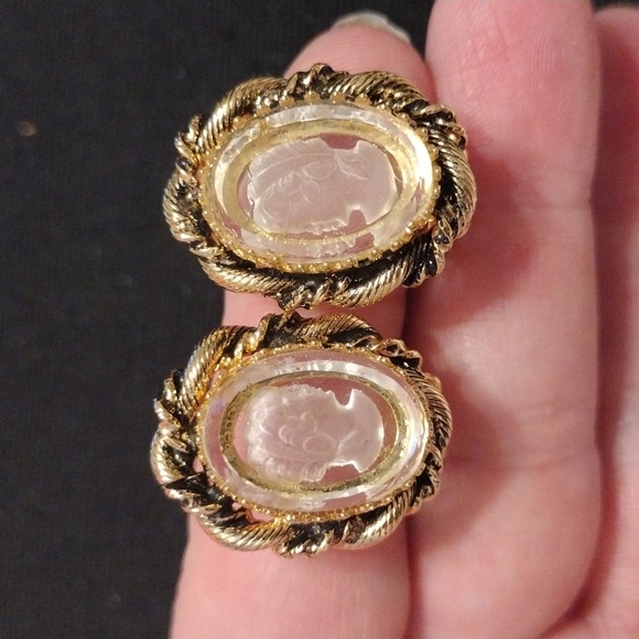 Vintage Gold Tone Intaglio Cameo Clip On Earrings - Picture 3 of 4